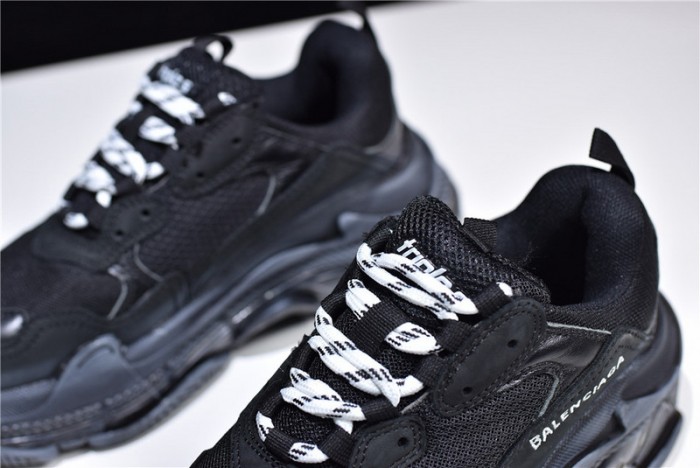 BL Triple S Trainer